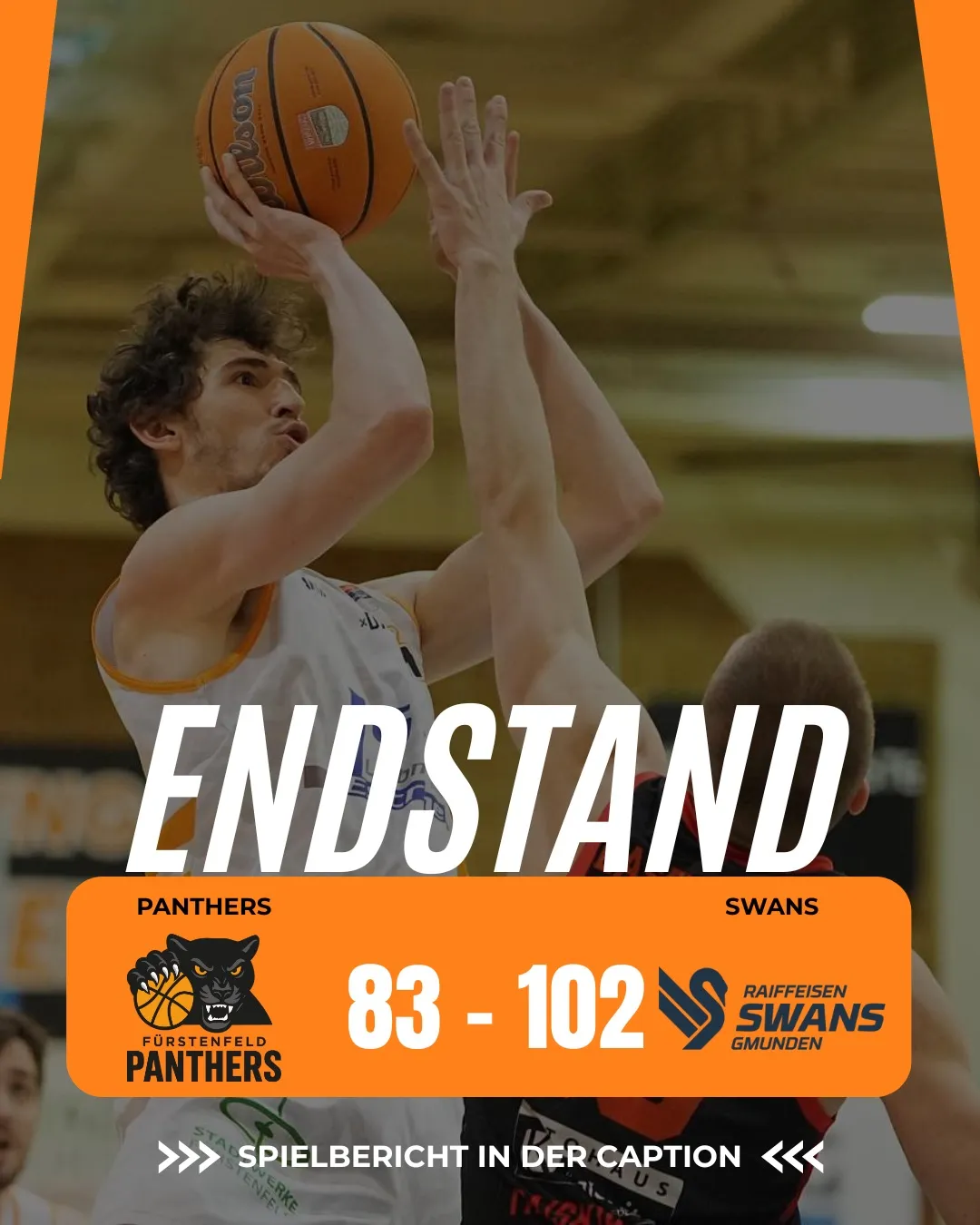 Ein Basketballspieler versucht einen Wurf. Er trägt ein weißes Trikot mit dem Text Panthers. Das Endergebnis des Spiels wird unten angezeigt, wobei Panthers 83 und Swans 102 Punkte erzielen.