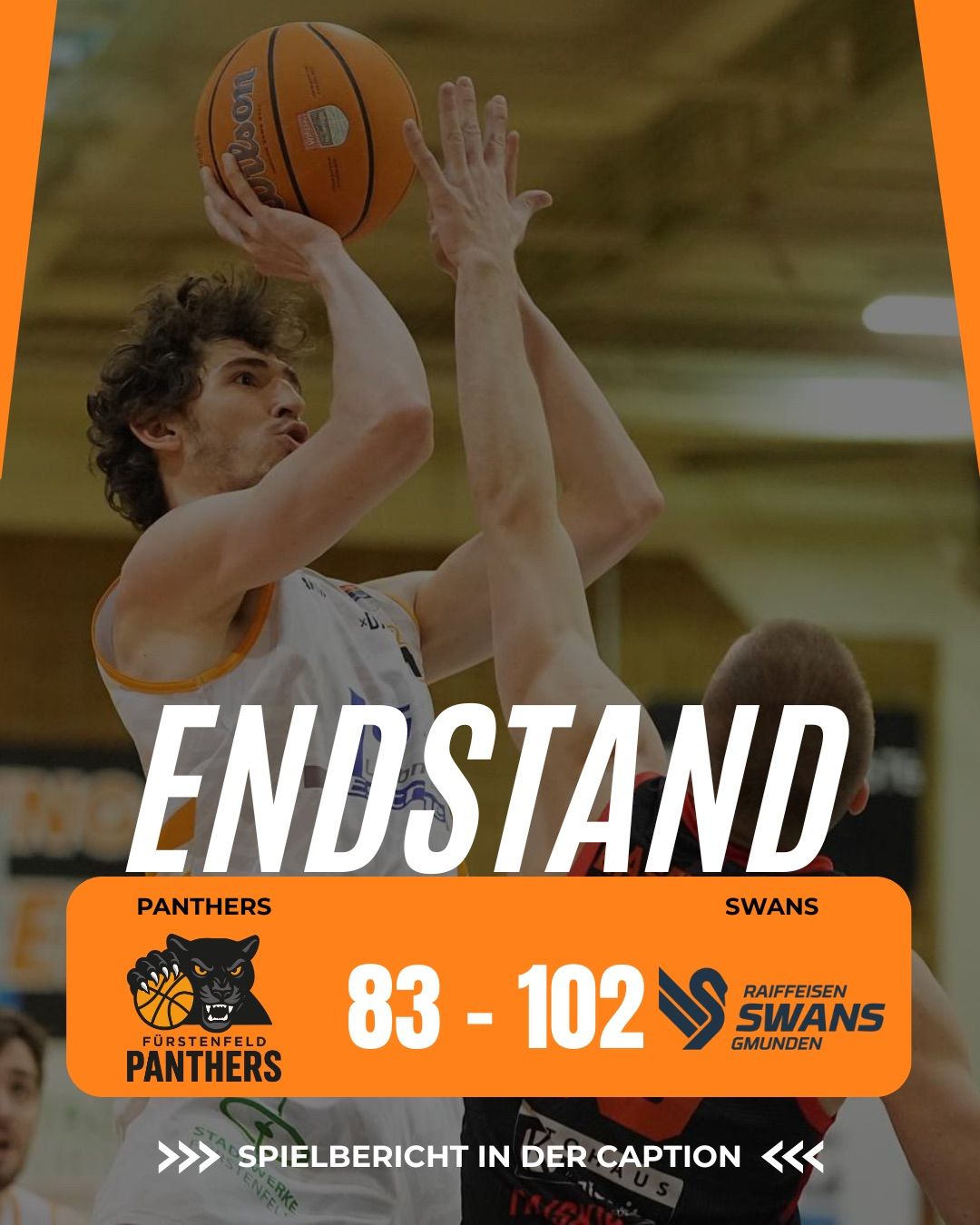 Ein Basketballspieler versucht einen Wurf. Er trägt ein weißes Trikot mit dem Text Panthers. Das Endergebnis des Spiels wird unten angezeigt, wobei Panthers 83 und Swans 102 Punkte erzielen.