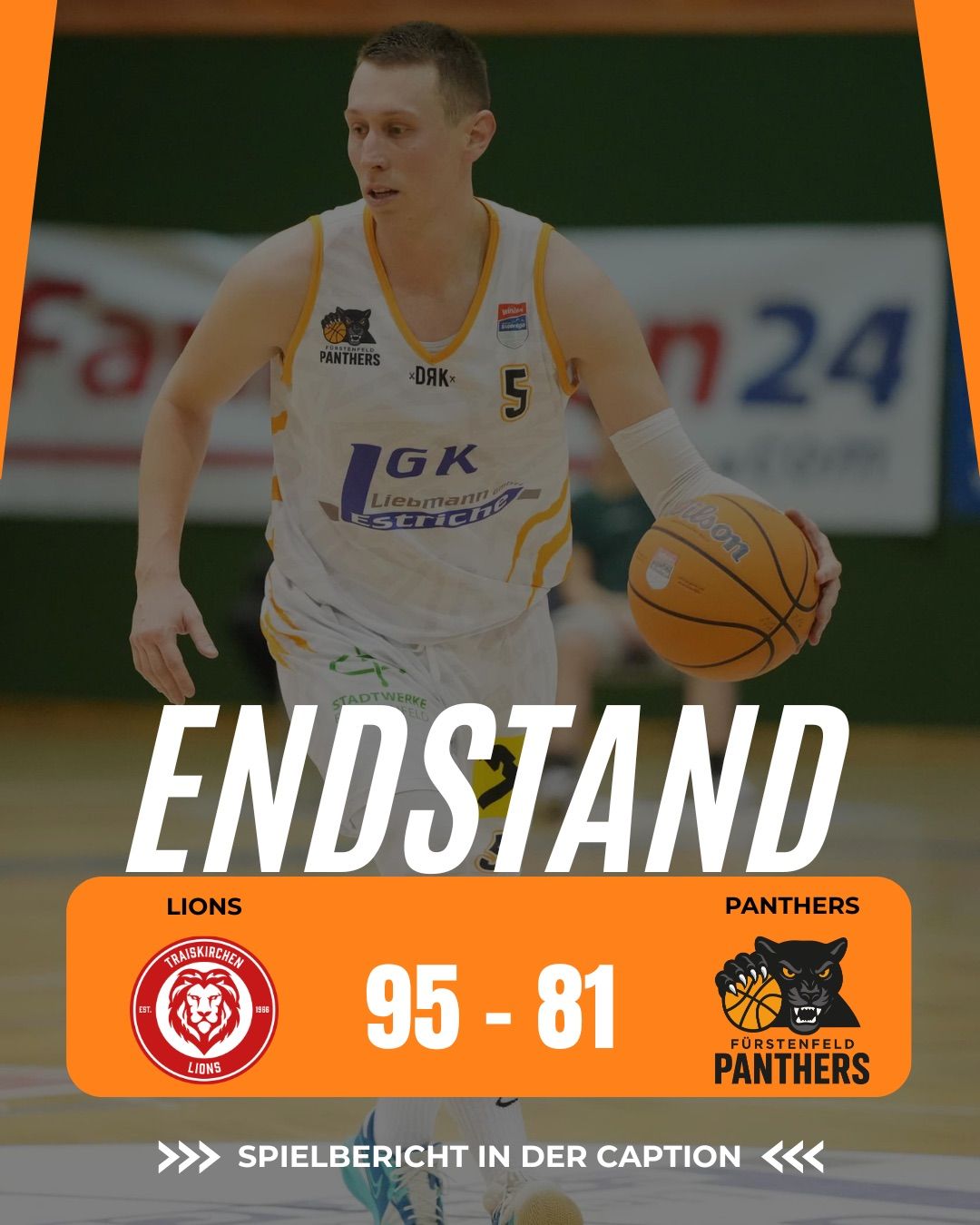 Ein Basketballspieler in einem Panthers-Trikot hält einen Ball in der Hand, die Ergebnisse sind 95 für die Lions und 81 für die Panthers. Der Hintergrund zeigt ein verschwommenes Banner mit dem Wort 'Endstand'.