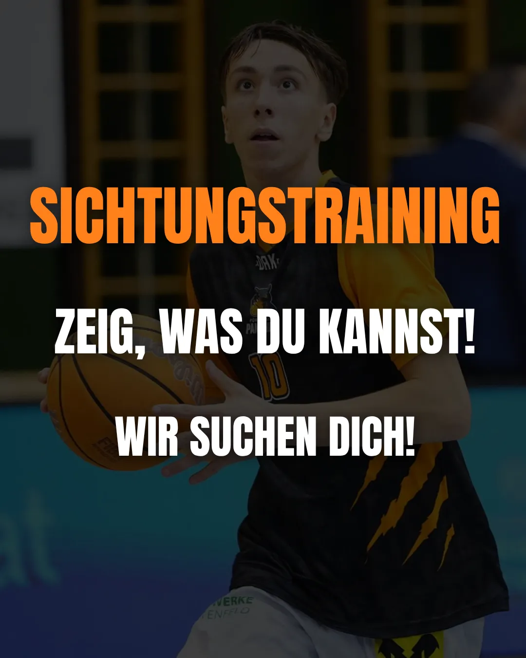 Ein junger Junge in einem Basketball-Trikot hält einen Ball und schaut konzentriert auf das Spielfeld. Der Textüberlagerung steht 'SICHTUNGSTRAINING' und 'Zeig, was du kannst!' in fetten orangefarbenen Buchstaben.