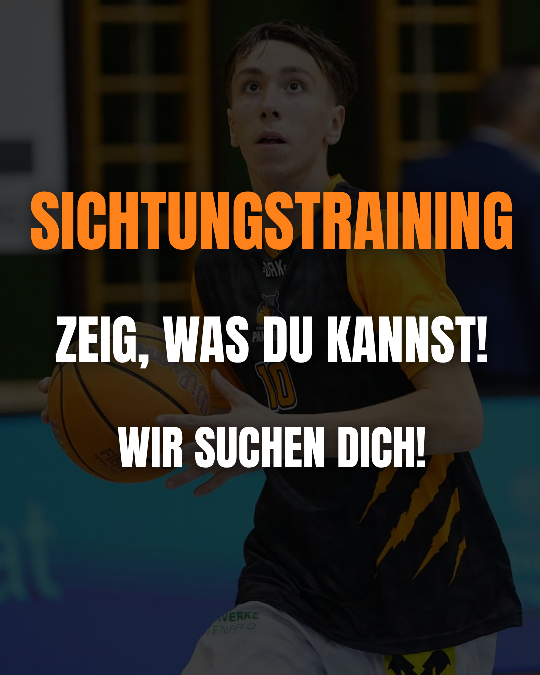Ein junger Junge in einem Basketball-Trikot hält einen Ball und schaut konzentriert auf das Spielfeld. Der Textüberlagerung steht 'SICHTUNGSTRAINING' und 'Zeig, was du kannst!' in fetten orangefarbenen Buchstaben.