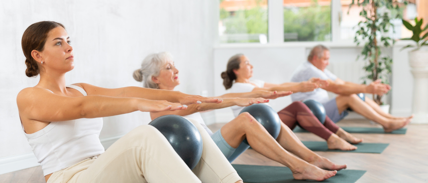 Bild enthält, Adult, Female, Person, Woman, Fitness, Pilates, Working Out, Face, Helmet, Yoga