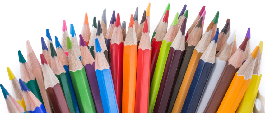 Eine Sammlung von Buntstiften in verschiedenen Farben, darunter Rot, Orange, Gelb, Grün, Blau und Lila.