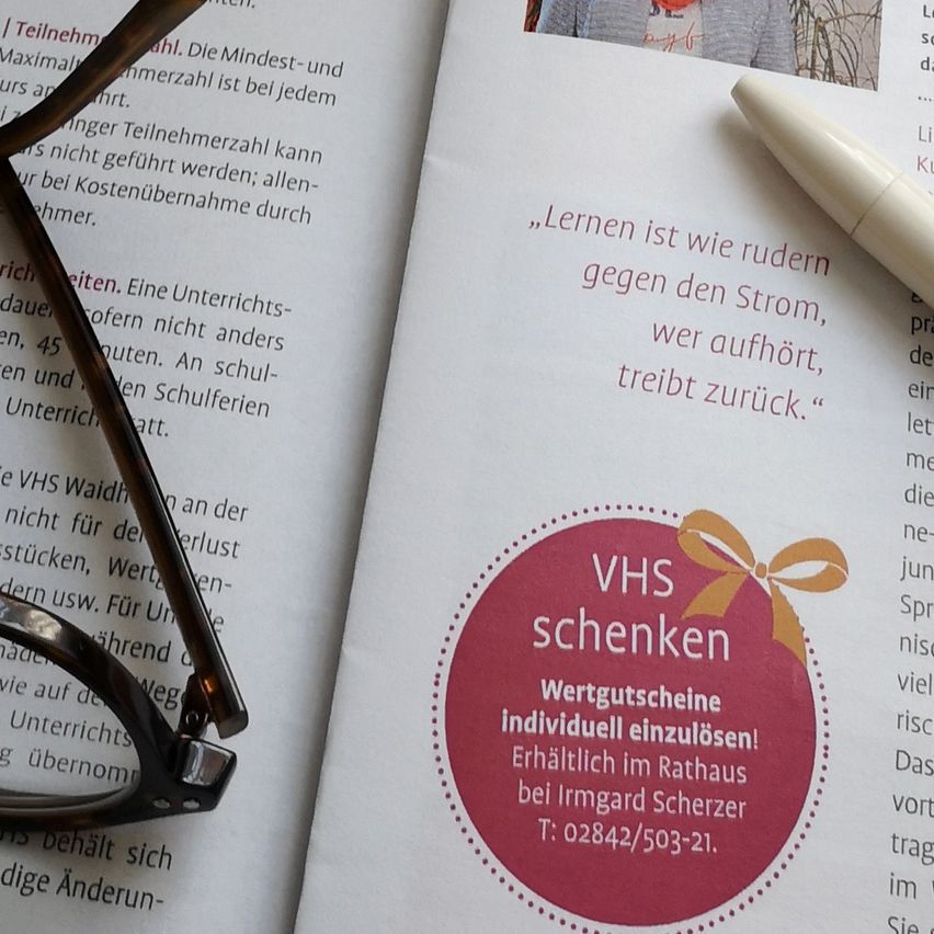 Bild enthält, Accessories, Glasses, Pen, Book, Publication, Text, Person, Page
