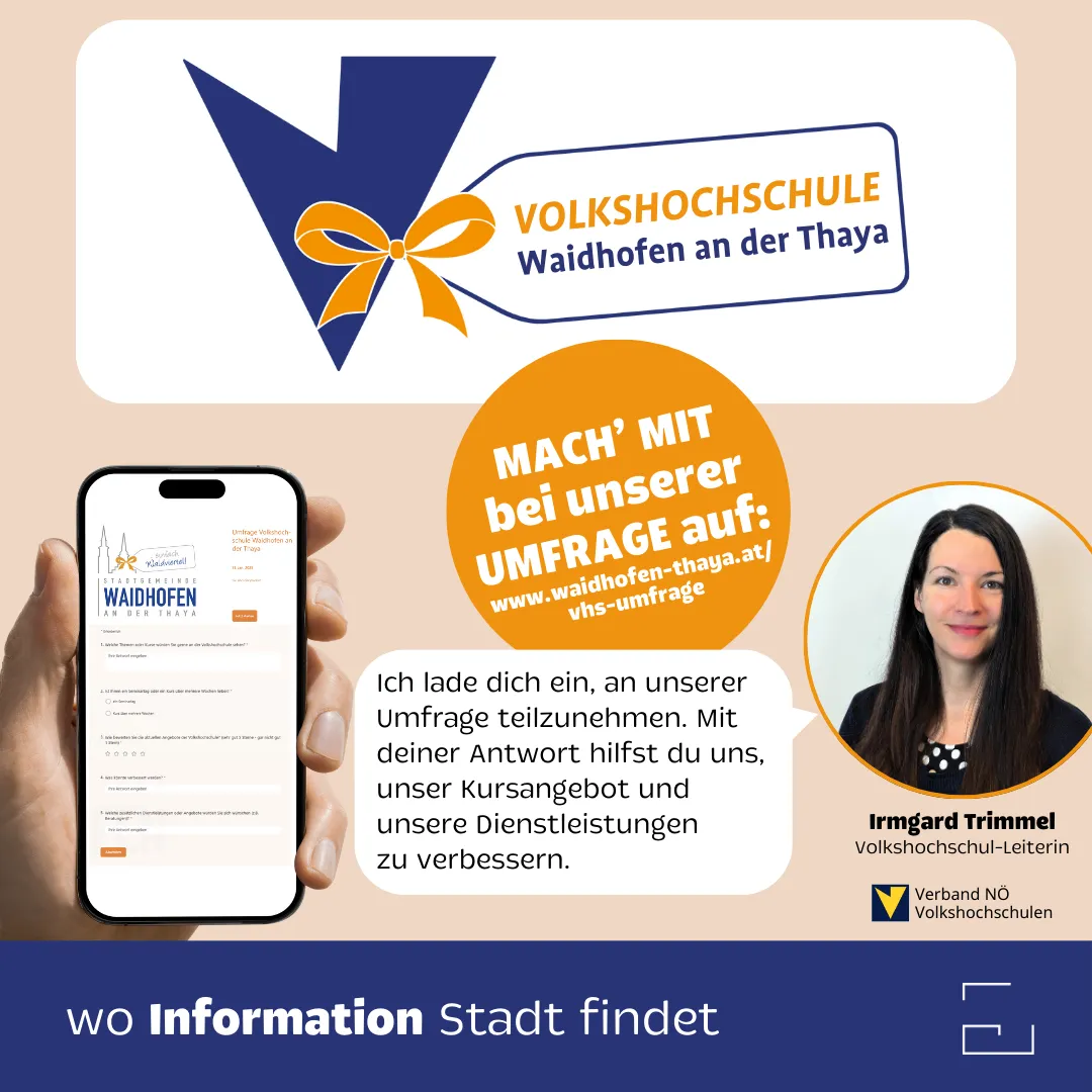 Ein Smartphone zeigt die Website der Volkshochschule Waidhofen an der Thaya mit einem Fragebogen. Eine Frau, Irmgard Trimmel, Volkshochschule-Leiterin, ist auf der Seite abgebildet.