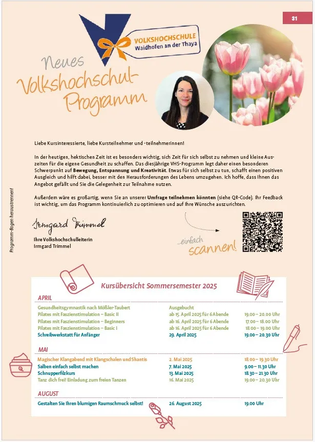 Ein Werbeplakat für das Sommersemester 2025 an der Volkshochschule Waidhofen an der Thaya. Es zeigt eine lächelnde Frau, Blumen und einen QR-Code für die Anmeldung. Das Programm umfasst Gesundheitsgymnastik, Pilates, Schreibworkshops und einen magischen Klangabend. Der Zeitplan ist detailliert, mit Daten und Uhrzeiten für jede Aktivität. Der Text ist auf Deutsch.