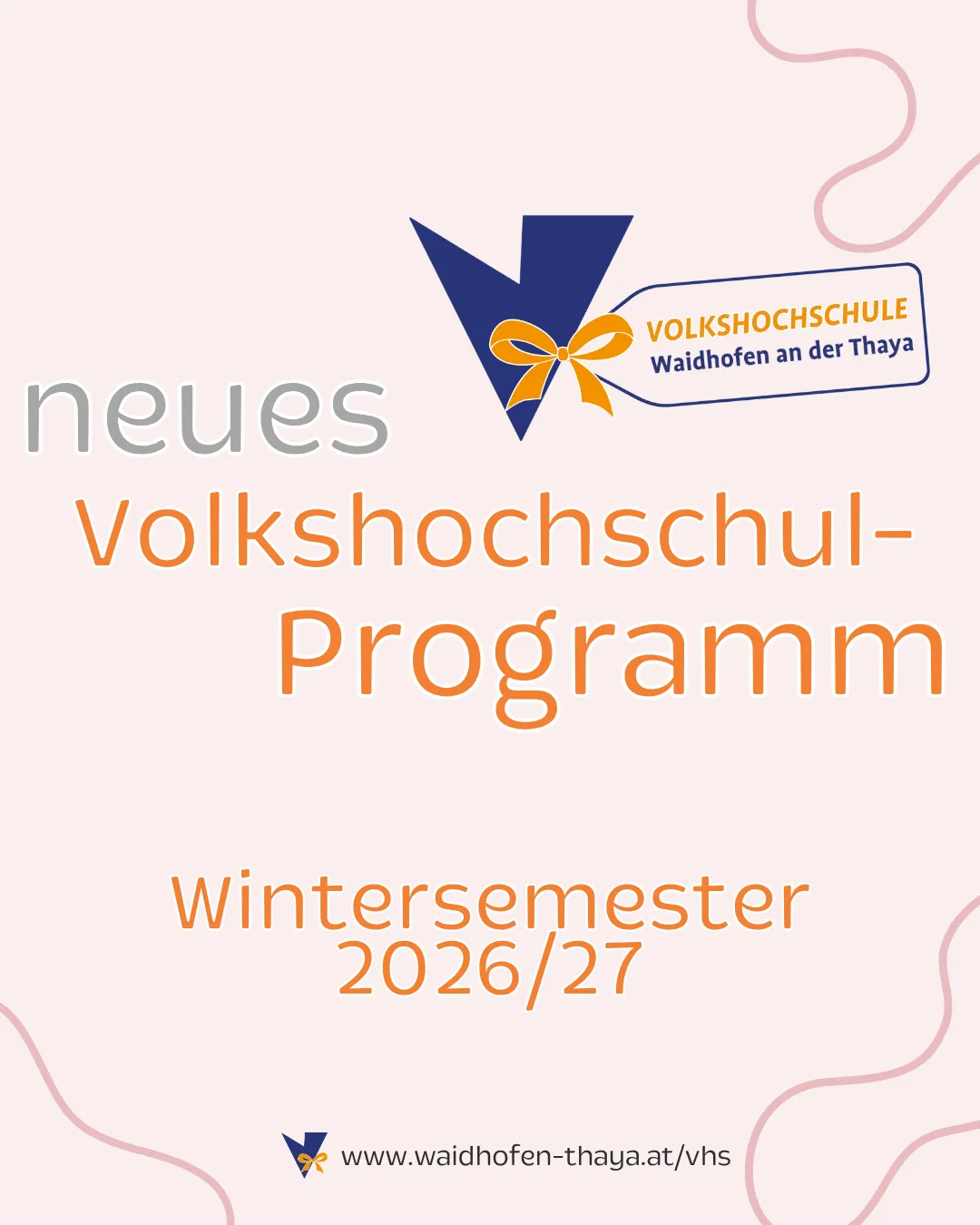 Das Bild ist ein Plakat für das Wintersemester 2026/27 des Programms der Volkshochschule Waidhofen an der Thaya. Das Plakat zeigt ein blaues Dreieck mit einem orangefarbenen Band, dem Logo der Volkshochschule und dem Text 'neues Volkshochschul-Programm'. Die Semesterdaten sind unten angegeben, und es gibt einen Website-Link am unteren Rand.