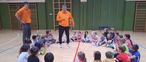 Bild enthält, People, Person, Child, Female, Girl, Boy, Male, Adult, Man, Shoe