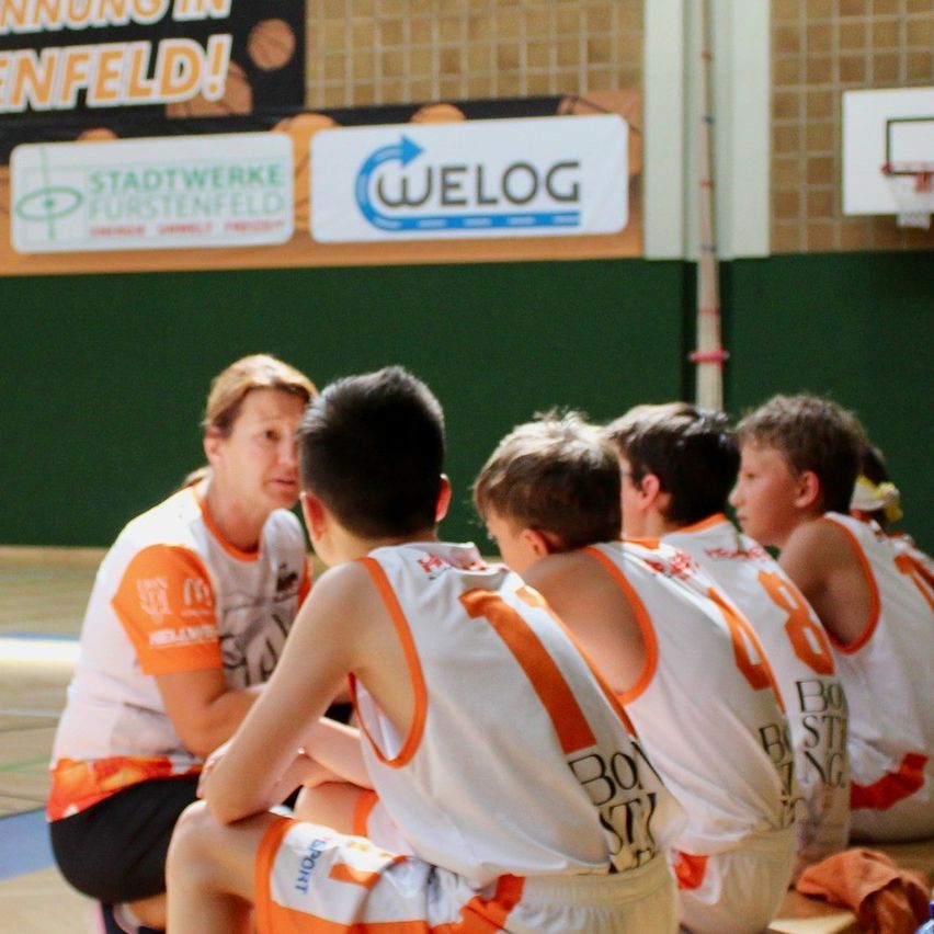 Bild enthält, People, Person, Sphere, Wood, Boy, Child, Male, Playing Basketball, Basketball (Ball), Shoe