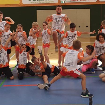 Bild enthält, Boy, Child, Male, Person, Female, Girl, Basketball Game, Shorts, Playing Basketball, People