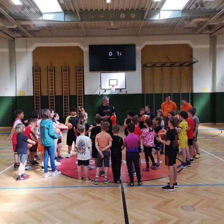 Bild enthält, People, Person, Basketball, Basketball Game, Sport, Playing Basketball, Clothing, Footwear, Shoe, Face