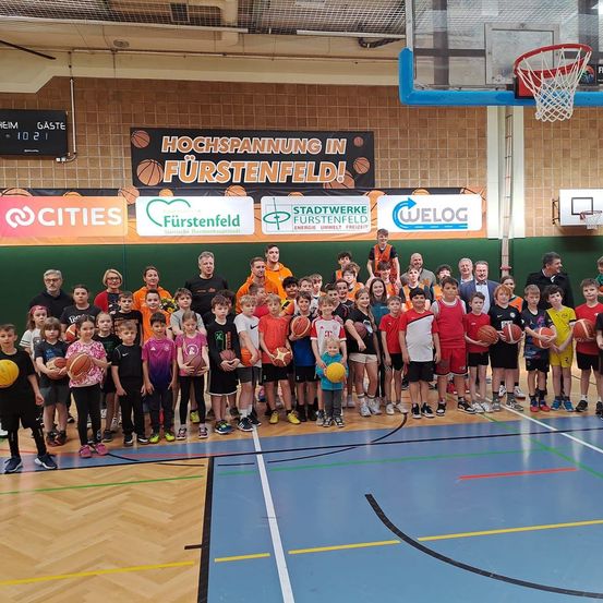 Bild enthält, Basketball, Basketball Game, Sport, People, Person, Rugby Ball, Basketball (Ball), Volleyball (Ball), Playing Basketball, American Football (Ball)