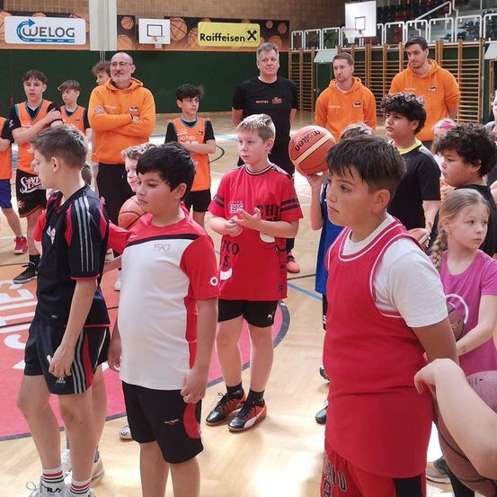 Bild enthält, Boy, Child, Male, Person, Shorts, Teen, Basketball (Ball), People, Volleyball (Ball), Woman