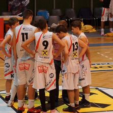 Bild enthält, People, Person, Crowd, Huddle, Adult, Male, Man, Shorts, Shoe, Team