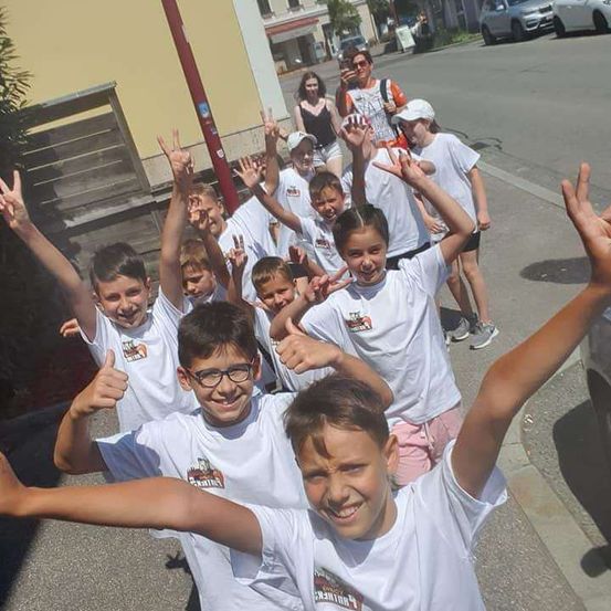 Bild enthält, People, Person, T-Shirt, City, Street, Urban, Photography, Portrait, Neighborhood, Sunglasses