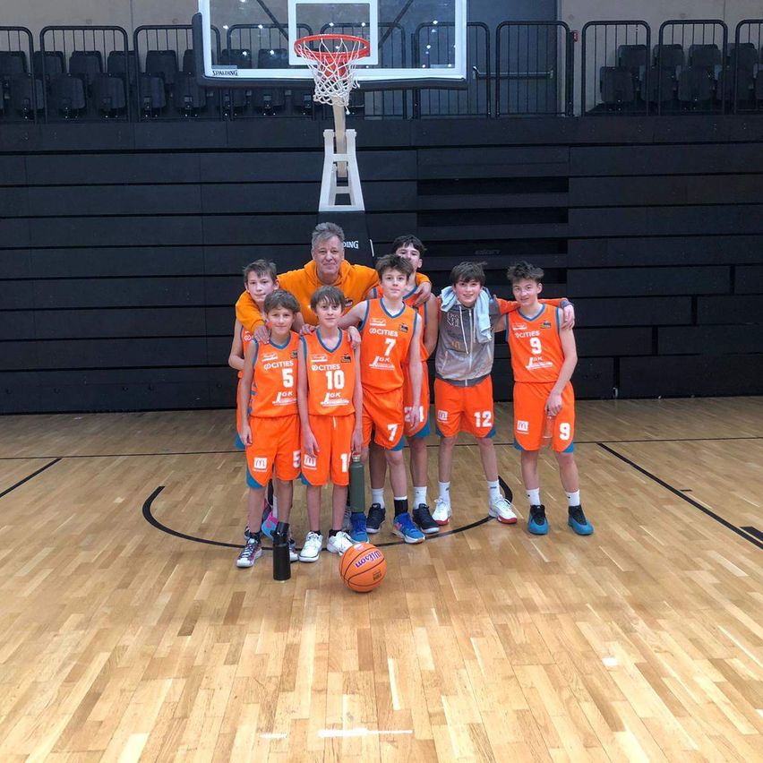 Bild enthält, People, Person, Basketball, Basketball (Ball), Boy, Male, Teen, Basketball Game, Adult, Man