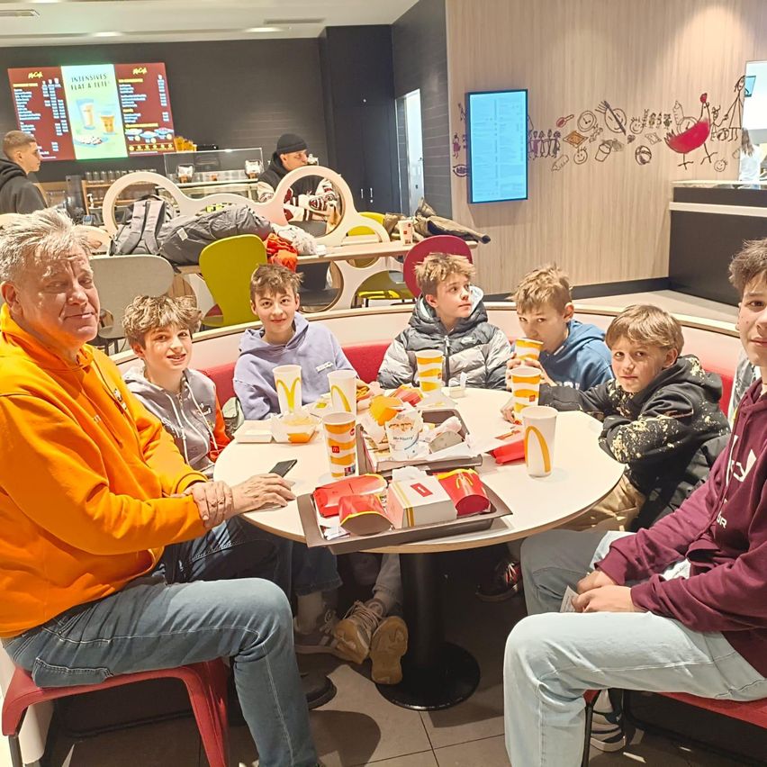 Bild enthält, People, Person, Adult, Male, Man, Boy, Child, Teen, Cafeteria, Indoors