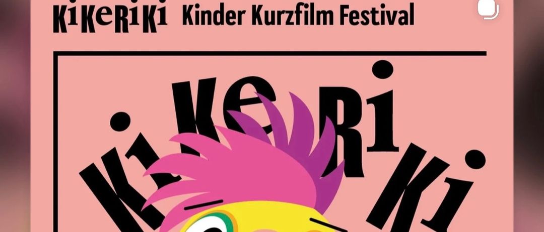 Plakat für das RiKi Kinder Kurzfilm Festival mit einem bunten Papagei im Vordergrund. Der Hintergrund ist pink und schwarz.