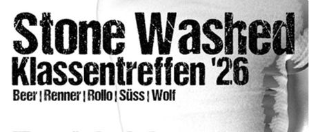 Ein Schwarz-Weiß-Foto zeigt den Unterkörper einer Person in Jeans. Die Überlagerungstexte lauten 'Klassentreffen 26' und 'Fr. 26.06 Kunstwerkstatt Tulln'.