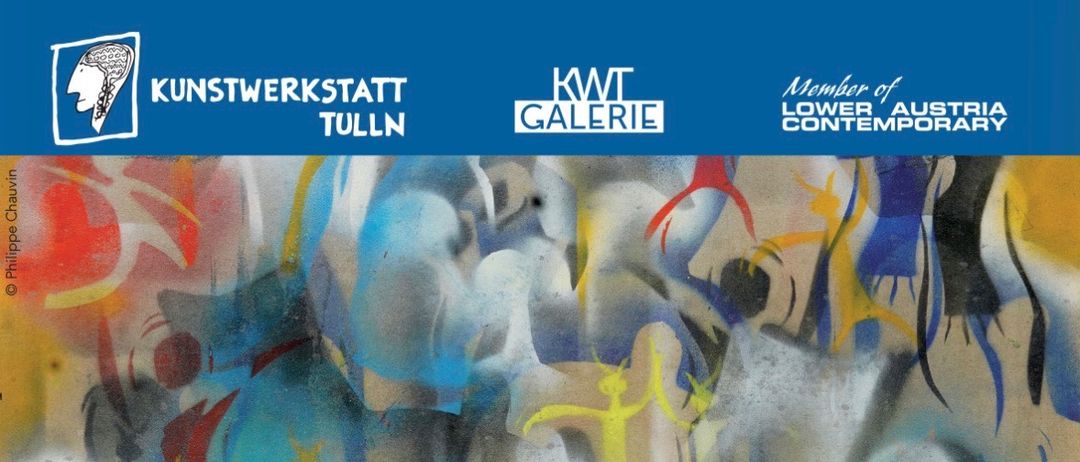 Plakat für die Jahresausstellung der Künstler*innen der Kunstwerkstatt Tulln mit abstrakter Kunst und einer Liste der teilnehmenden Künstler. Die Veranstaltung trägt den Titel 'mit.welten' und ist für den 21. August 2026 um 19:00 Uhr geplant.