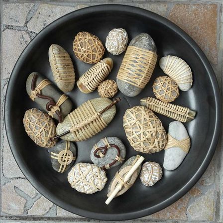 Bild enthält, Art, Handicraft, Plate, Jewelry, Locket, Pendant, Grenade, Weapon, Food