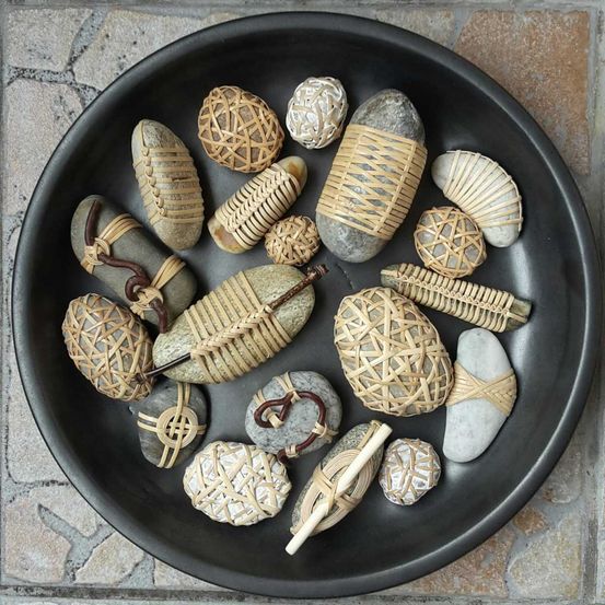 Bild enthält, Art, Handicraft, Plate, Jewelry, Locket, Pendant, Grenade, Weapon, Food