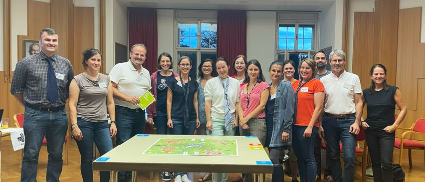 Bild enthält, Pants, Groupshot, Person, People, Jeans, Adult, Female, Woman, Table, Man