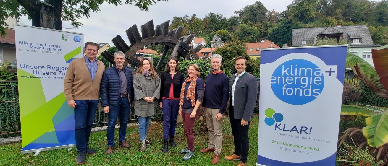 Bild enthält, Advertisement, Jeans, Coat, Groupshot, Person, Adult, Male, Man, Shoe, Outdoors