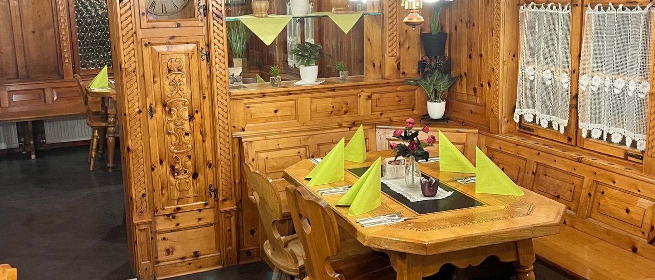 Bild enthält, Indoors, Interior Design, Wood, Hardwood, Stained Wood, Wood Panels, Chair, Furniture, Building, Dining Table