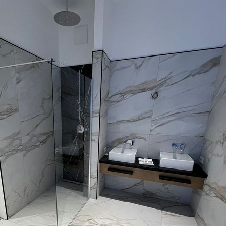 Bild enthält, Floor, Basin, Sink, Indoors, Bathroom, Room, Shower Faucet, Interior Design