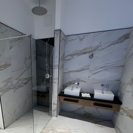 Bild enthält, Floor, Basin, Sink, Indoors, Bathroom, Room, Shower Faucet, Interior Design