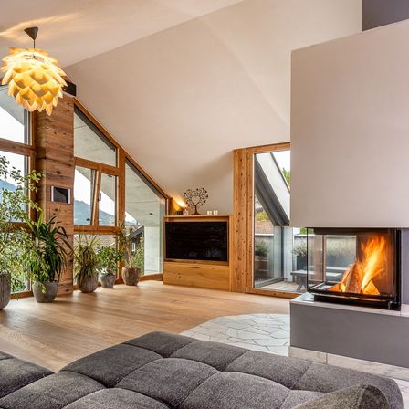 Bild enthält, Fireplace, Indoors, Interior Design, Hearth, Home Decor, Floor, Flooring, Living Room, Wood, Couch