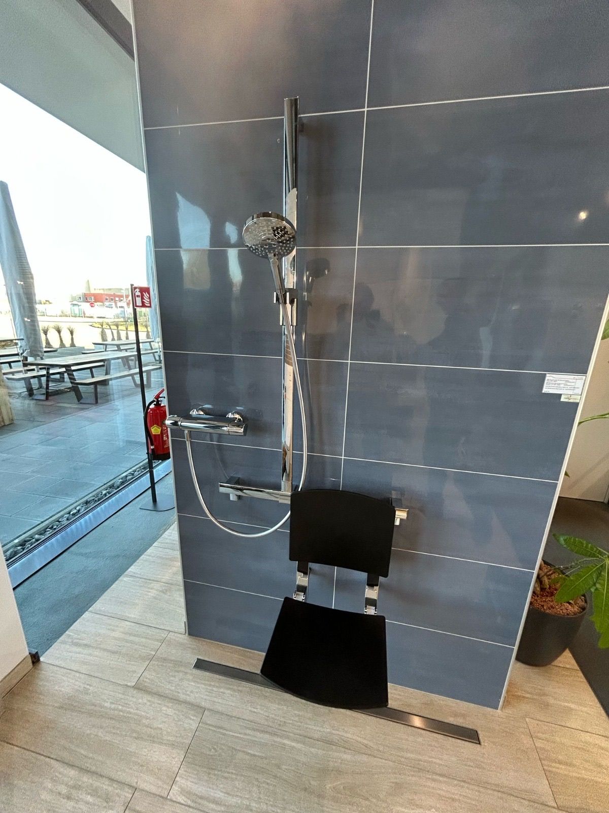 Bild enthält, Indoors, Furniture, Chair, Bathroom, Room