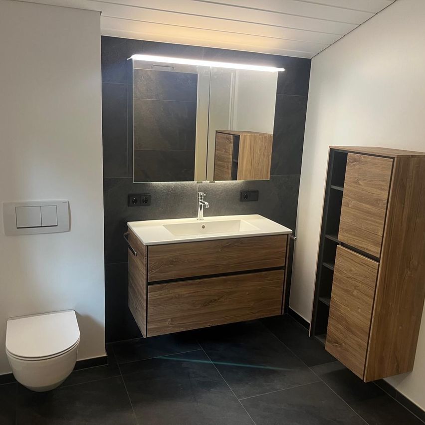 Bild enthält, Corner, Electrical Device, Switch, Sink, Sink Faucet, Basin, Hardwood, Stained Wood, Wood, Indoors