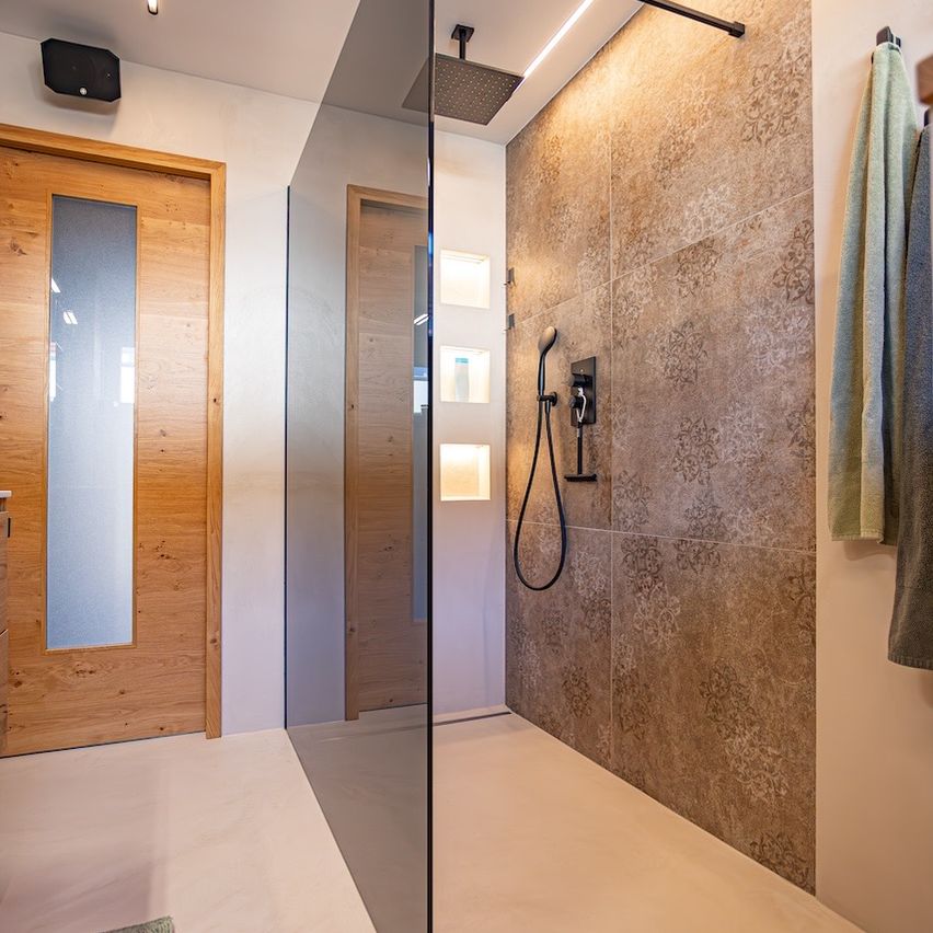 Bild enthält, Indoors, Interior Design, Electronics, Speaker, Bathroom, Room