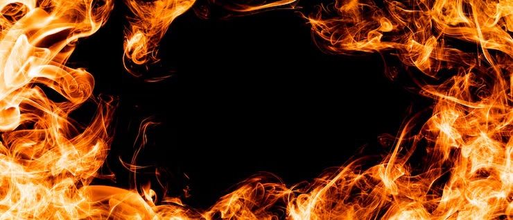 Ein kreisförmiges, glühendes Feuer mit orangen und gelben Flammen umgibt den Rahmen und wird von einem schwarzen Hintergrund umgeben.