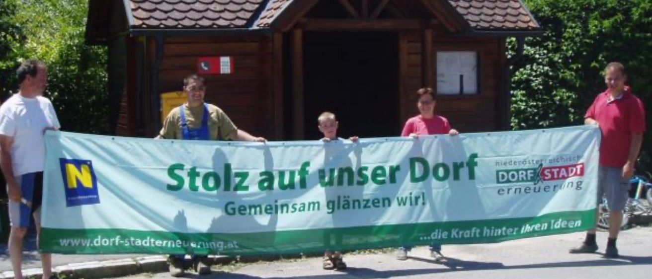 Bild enthält, Shelter, Adult, Male, Man, Person, Housing, Banner, Face, House, Shoe