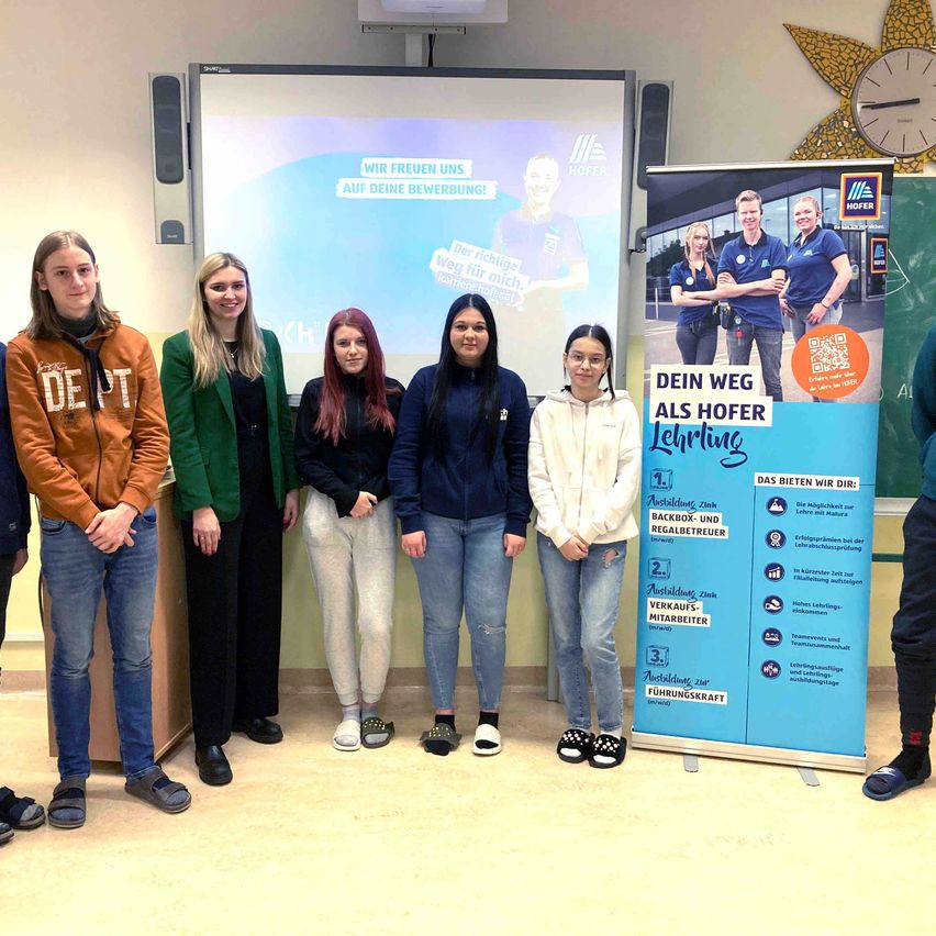 Bild enthält, Groupshot, Person, Pants, Adult, Female, Woman, Male, Man, Hoodie, Coat