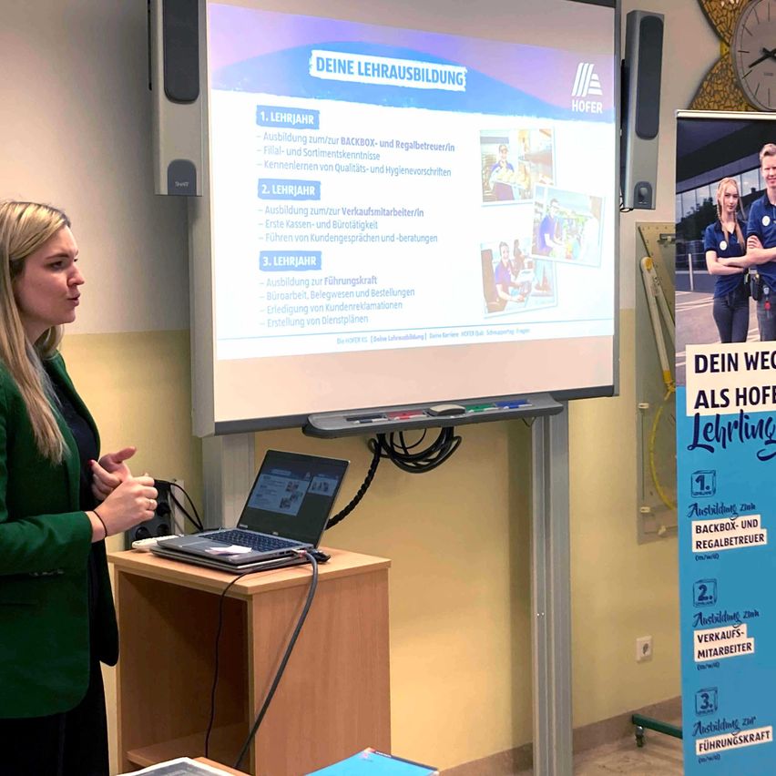 Bild enthält, Furniture, Table, Desk, Crowd, Person, Adult, Female, Woman, Laptop, Speaker