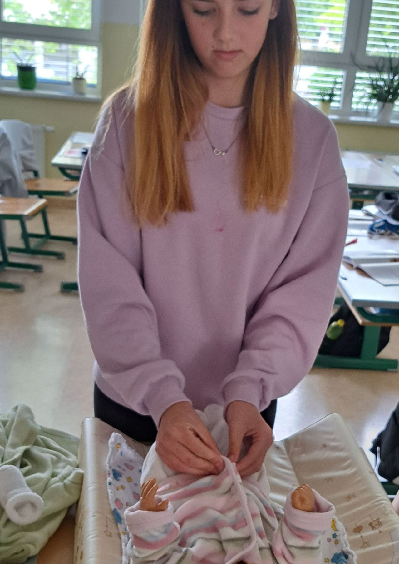 Bild enthält, Face, Person, Portrait, Newborn, Adult, Female, Woman, Hospital, Crib, Necklace