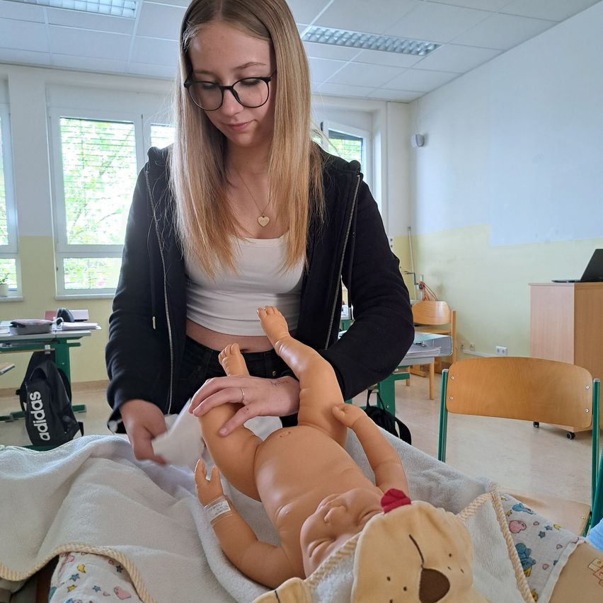 Bild enthält, Adult, Female, Person, Woman, Baby, Face, Head, Crib, Glasses, Coat