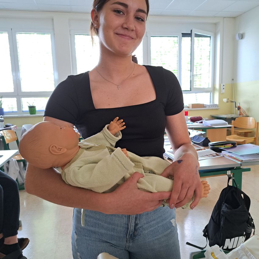 Bild enthält, Adult, Female, Person, Woman, Finger, Pants, Accessories, Handbag, Face, Portrait