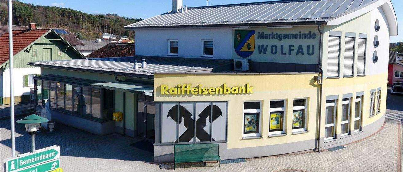 Bild enthält, Building, Hotel, Inn, Person, Car, Shop