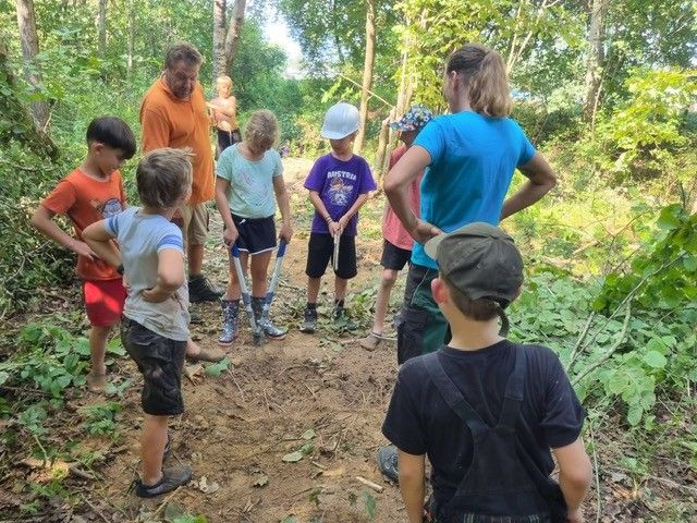 Bild enthält, Vegetation, Shorts, Soil, Jungle, Land, Woodland, Boy, Child, Male, Person
