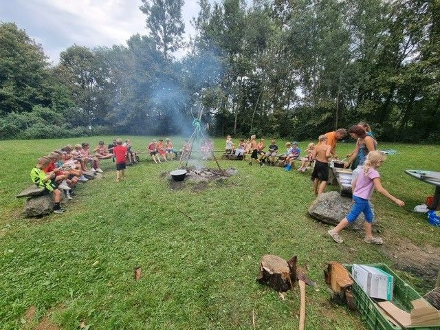 Bild enthält, Tree, Child, Female, Girl, Person, Grass, Shoe, Outdoors, People, Shorts