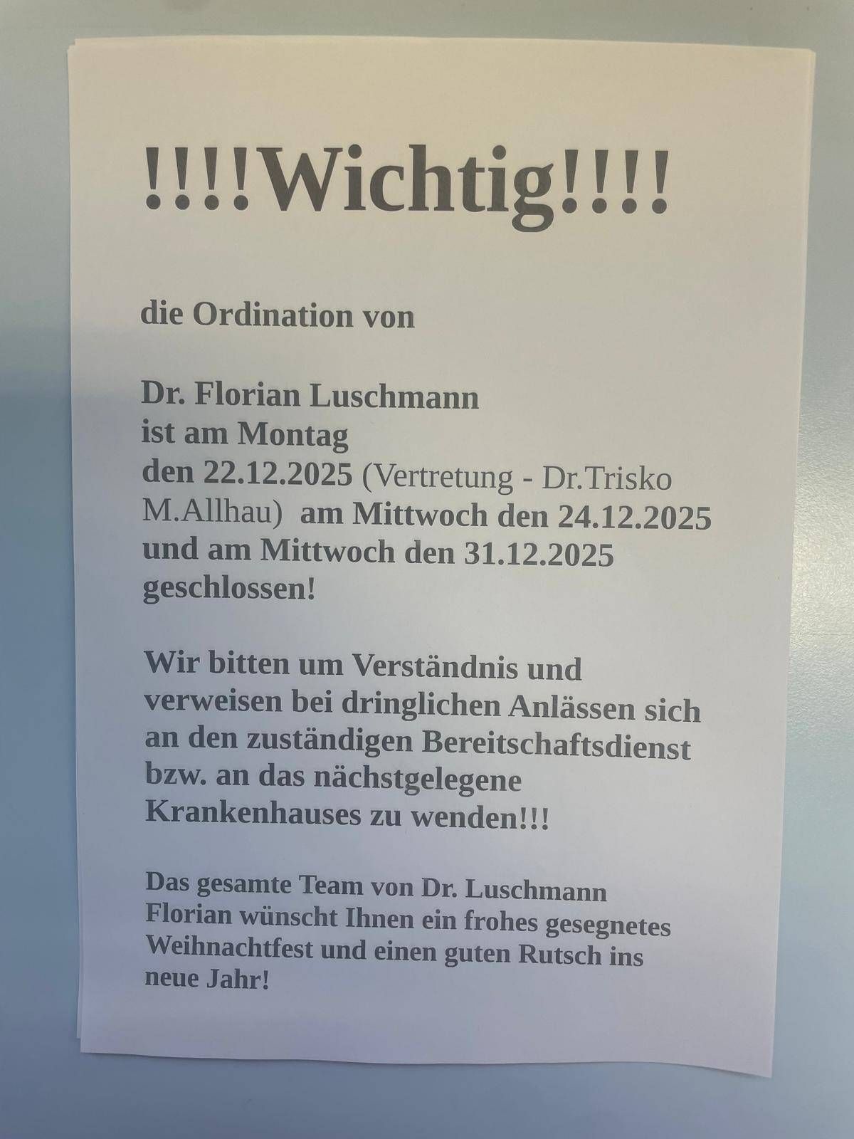 Eine wichtige Mitteilung über die Ordination von Dr. Florian Luschmann, die für Montag, den 22.12.2025, angesetzt ist. Das Büro bleibt am Mittwoch, den 24.12.2025, und Mittwoch, den 31.12.2025, geschlossen. Bei dringenden Fällen werden Patienten gebeten, den Bereitschaftsdienst oder das nächste Krankenhaus zu kontaktieren. Das gesamte Team wünscht allen ein frohes Weihnachtsfest und einen guten Rutsch ins neue Jahr!