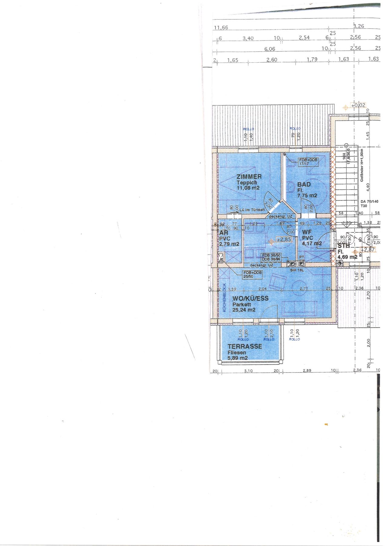 Der Architekturplan zeigt verschiedene Räume und Bereiche mit ihren jeweiligen Größen. Bemerkenswerte Räume sind die Terrasse mit 5,89 m2, die Küche/Esszimmer mit 25,24 m2 und das Badezimmer mit 7,75 m2. Der Grundriss zeigt Abmessungen und spezifische Standorte jedes Raumes.