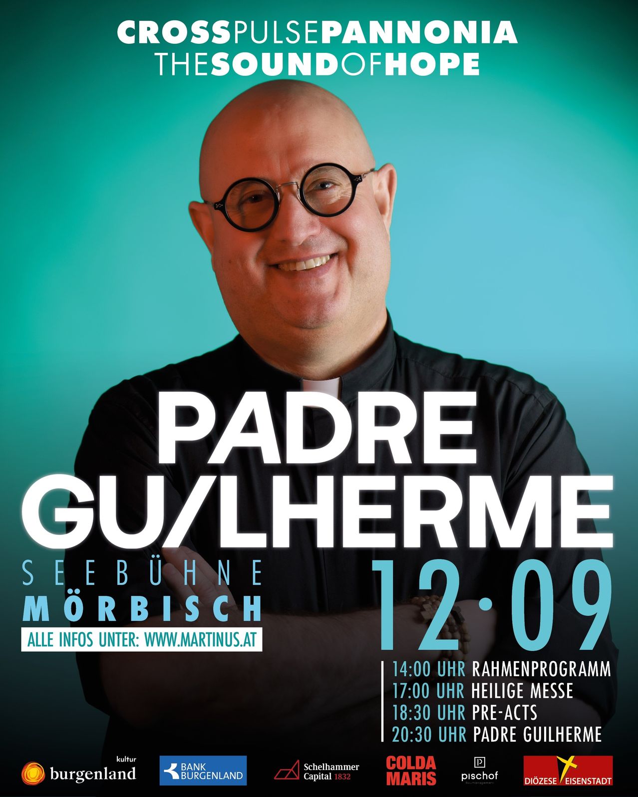 Ein lächelnder Mann mit Brille und schwarzem Shirt mit dem Text 'Padre Gu/Lherme' auf türkisfarbenem Hintergrund. Das Bild enthält auch einen Zeitplan für Veranstaltungen am 12. September.