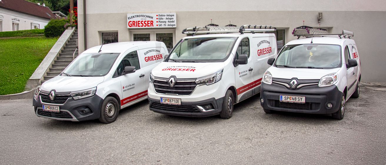 Drei weiße Lieferwagen mit roten Akzenten sind vor einem Gebäude mit dem Schild Elektrotechnik GRIESSER geparkt.