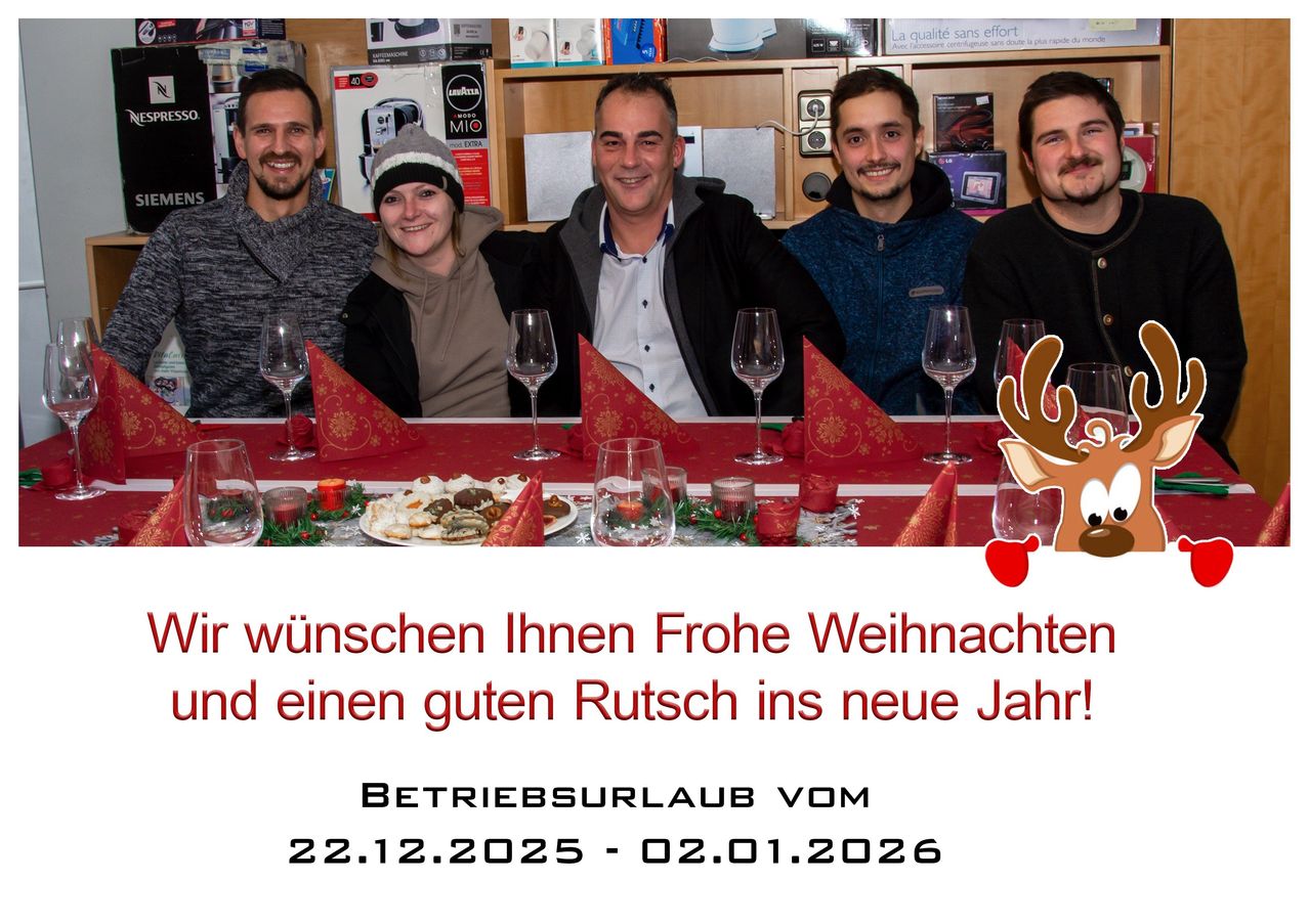 Fünf Personen posieren für ein festliches Foto. Hinter ihnen stehen Regale mit verschiedenen Produkten. Sie sitzen um einen Tisch mit festlich dekorierter Tischdecke, Weingläsern und Essen. Das Bild enthält einen Weihnachtsgruß und Betriebsurlaubsdaten.